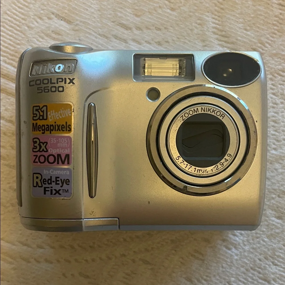 Nikon E5600 digital camera